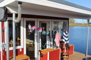 Abenteuer Flusslandschaft - Hausboot fest vertäut in Anklam, Anklam